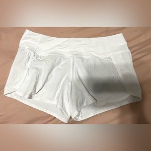 LULU LEMON SIZE 8 (4 inch inseam) WHITE